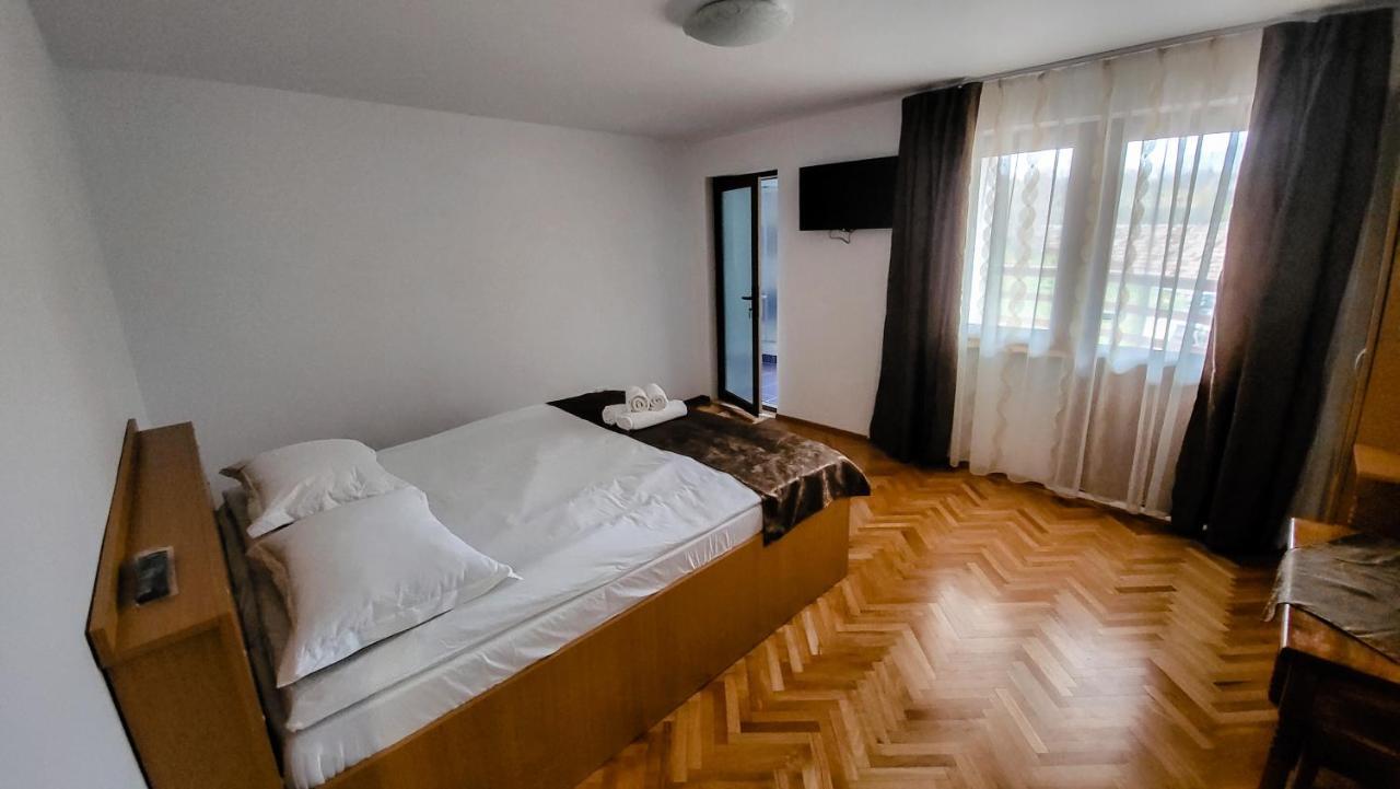 Pensiunea Tesoro Corbeni Bagian luar foto